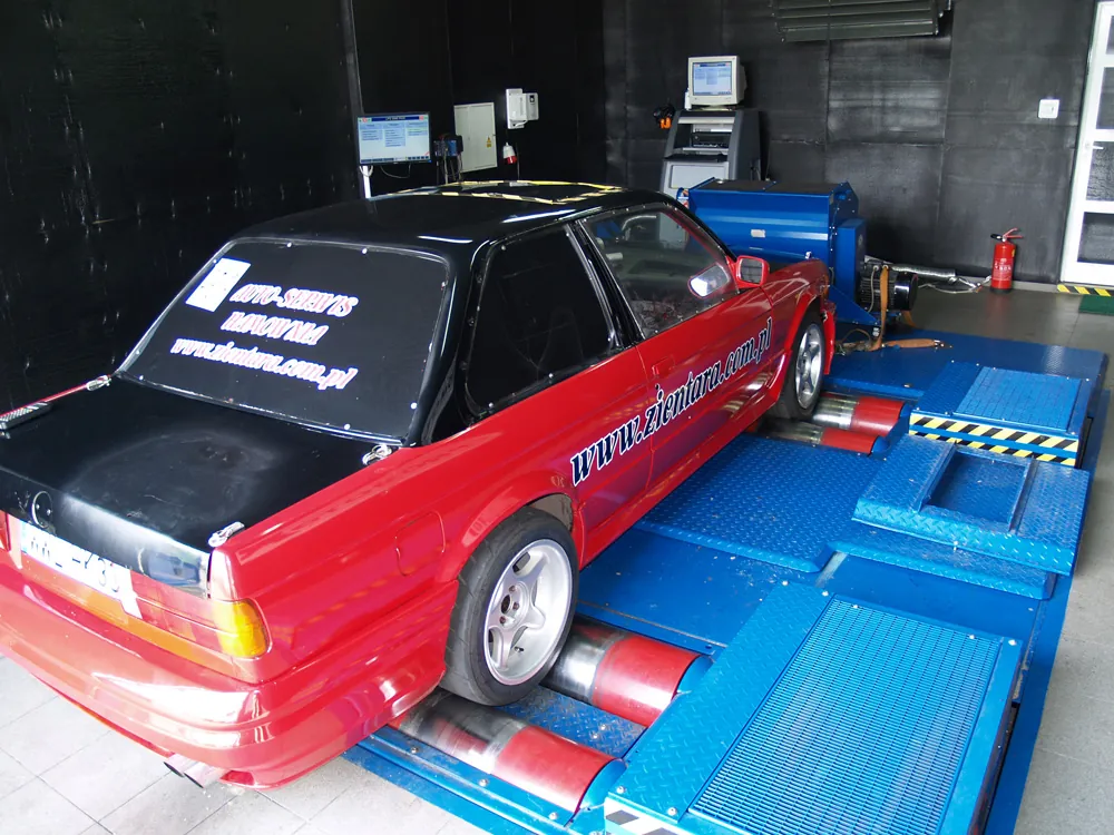 BMW E30 340i na hamowni podwoziowej Zientara