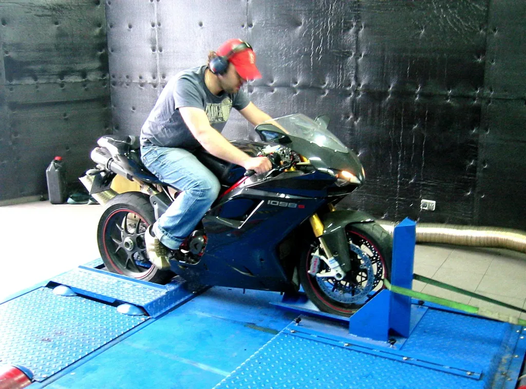 Motocykl sportowy na stanowisku rolkowym hamowni Zientara