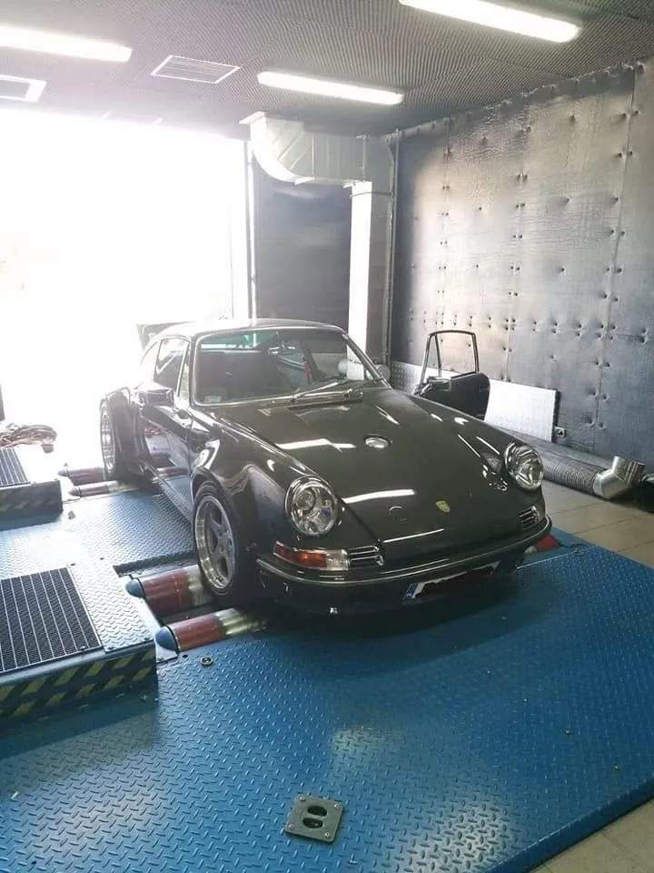 Porsche 911 na hamowni podwoziowej przed pomiarem mocy