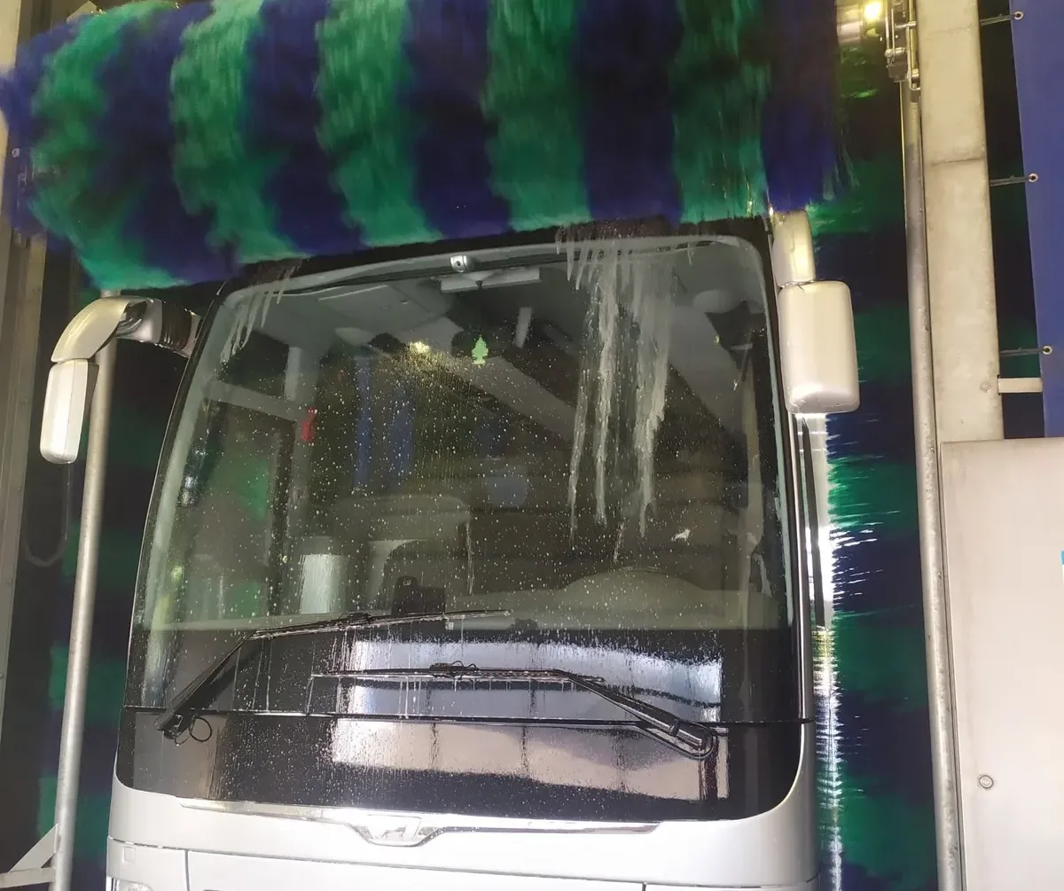 Autokar w portalu myjni WashTec
