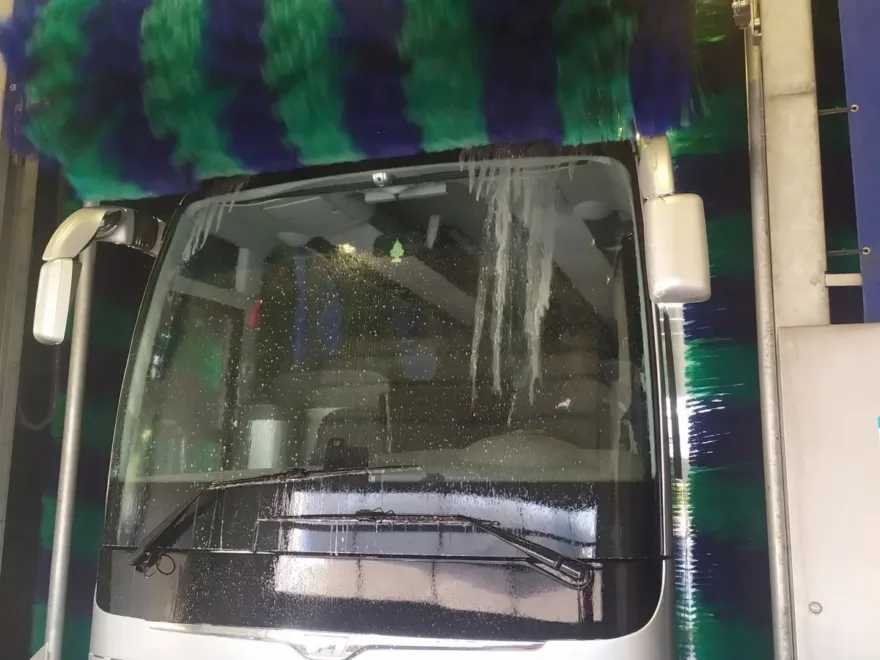 Autokar w portalu myjni WashTec