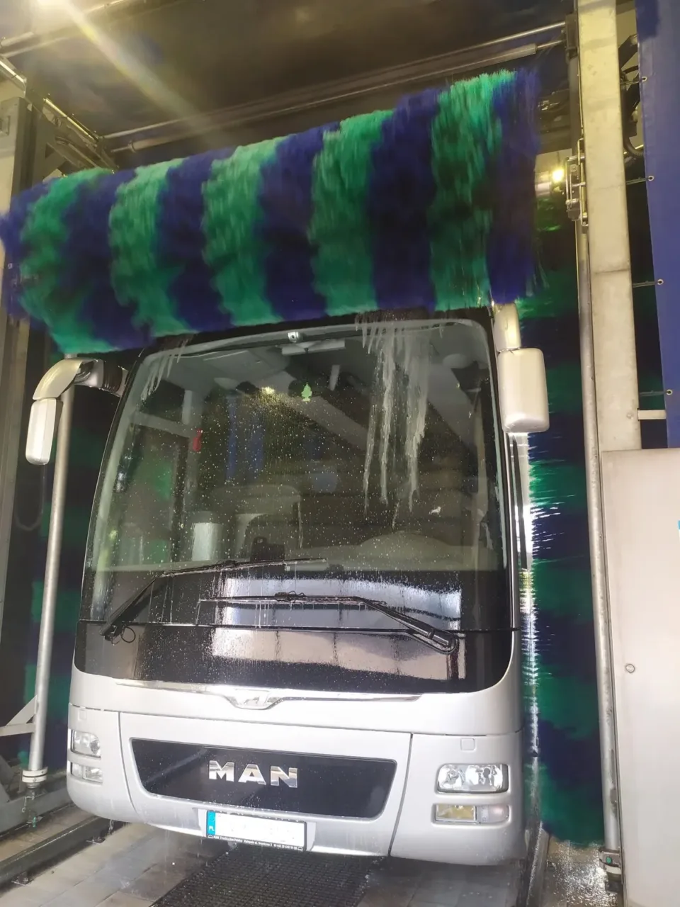Autokar w portalu myjni WashTec