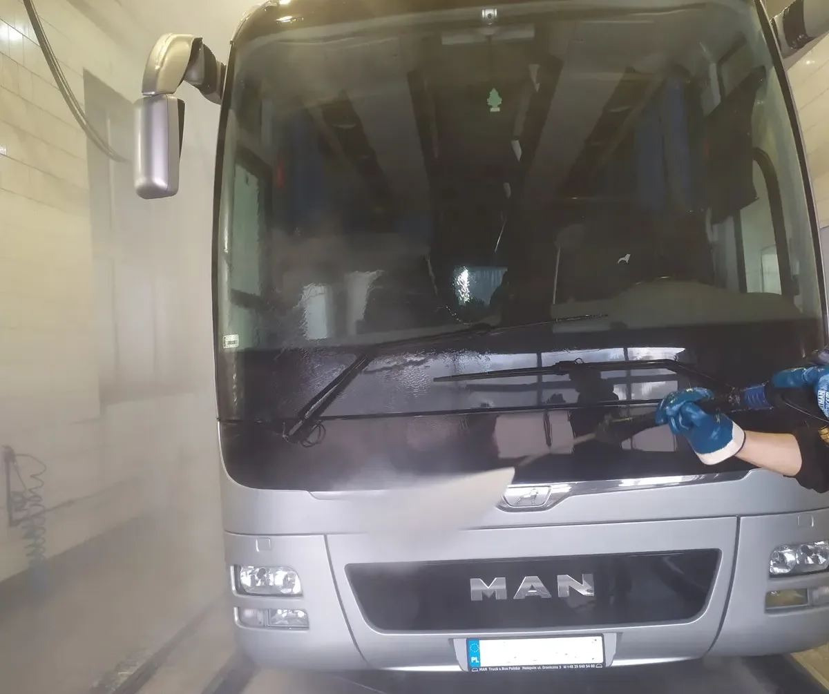 Ręczne mycie przodu autokaru