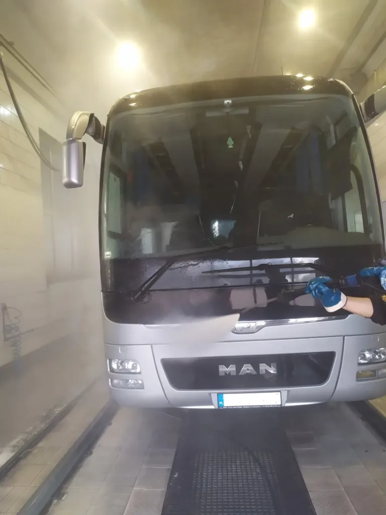 Ręczne mycie przodu autokaru