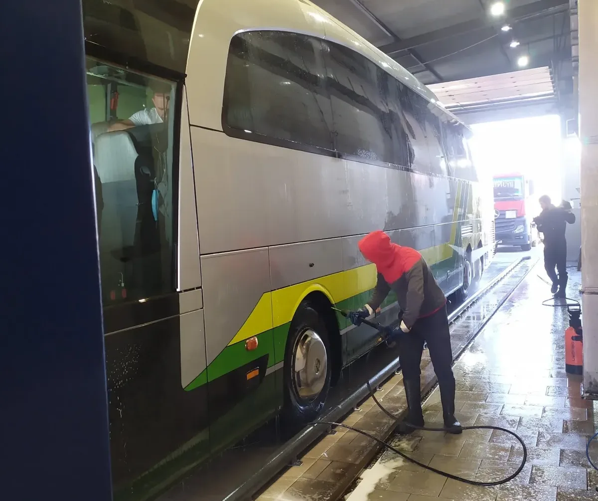 Ręczne mycie boku autobusu