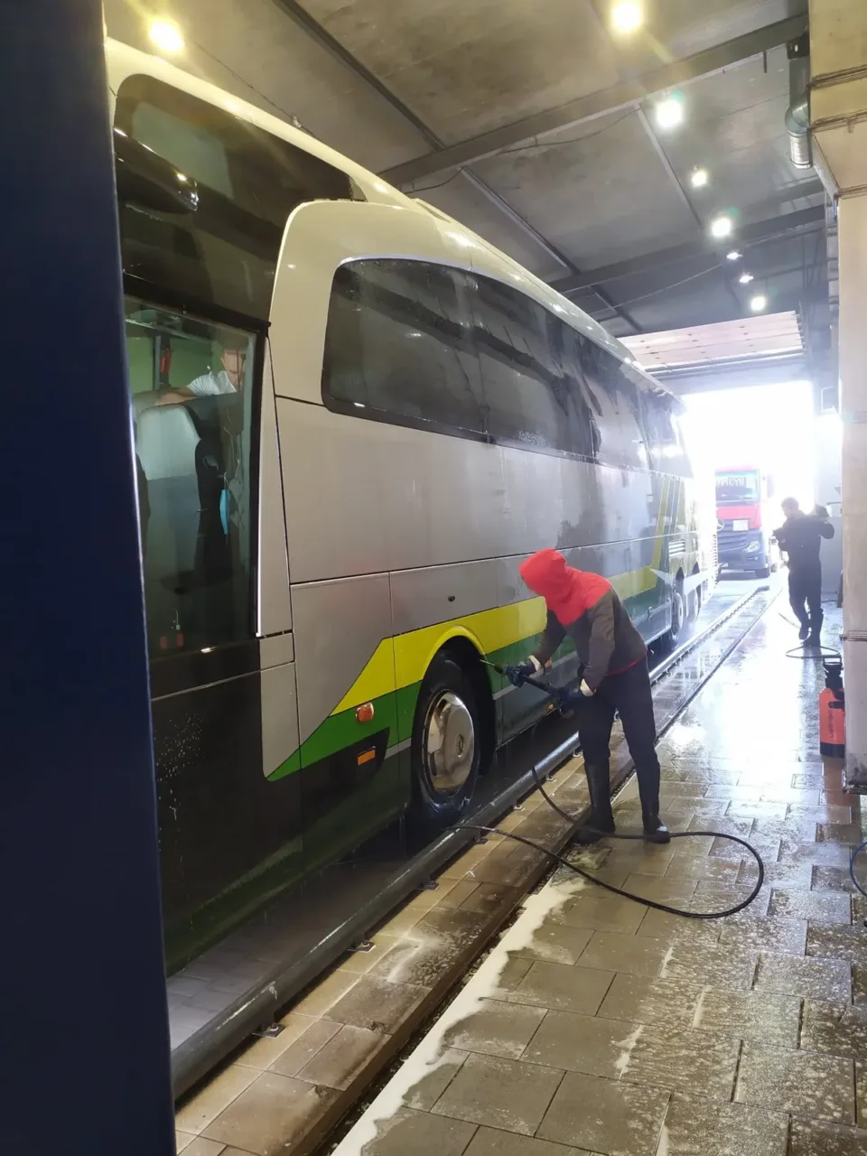 Ręczne mycie boku autobusu