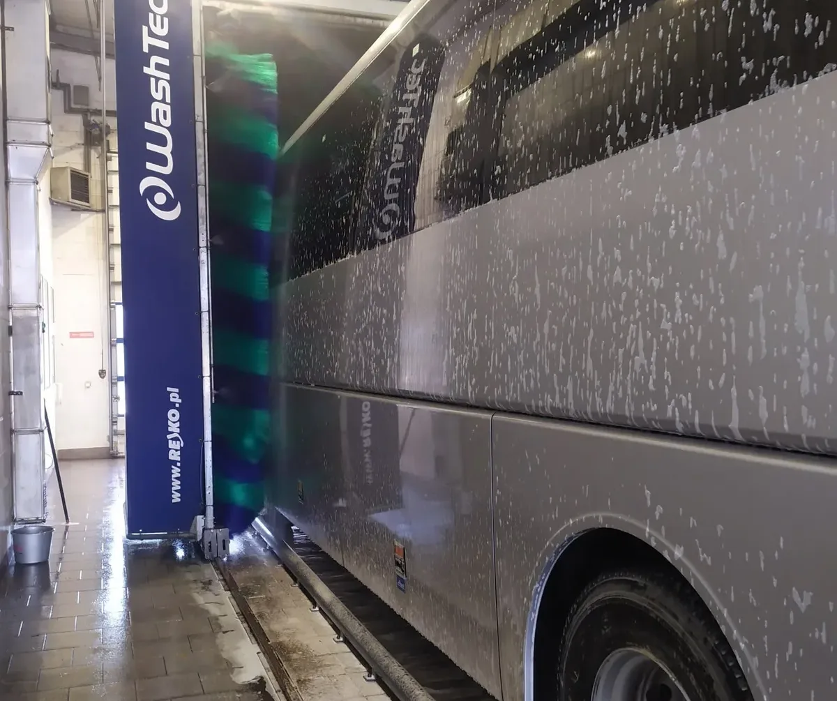 Szczotki WashTec przy boku autokaru