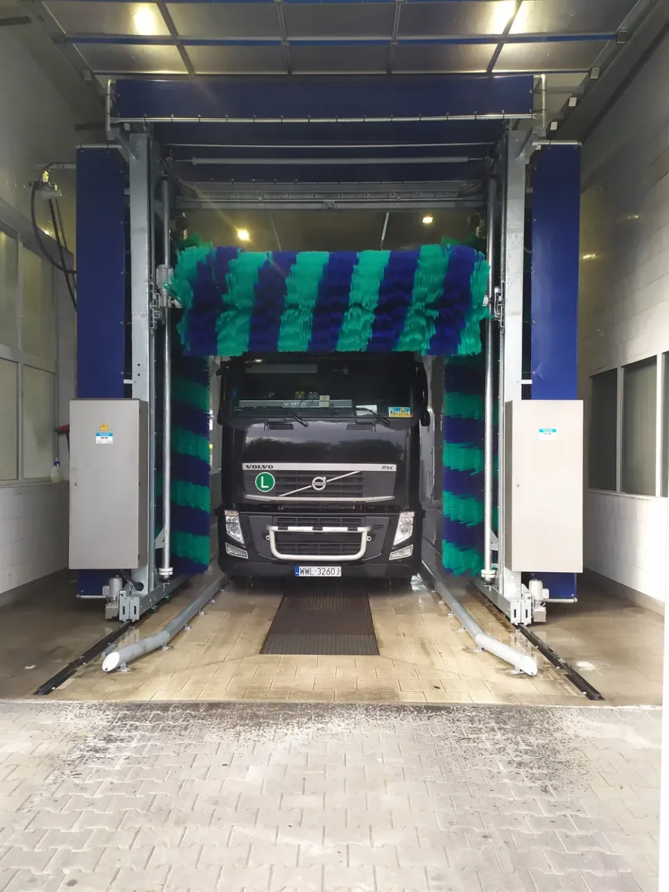 Ciężarówka w automacie WashTec w myjni ciężarowej Zientara