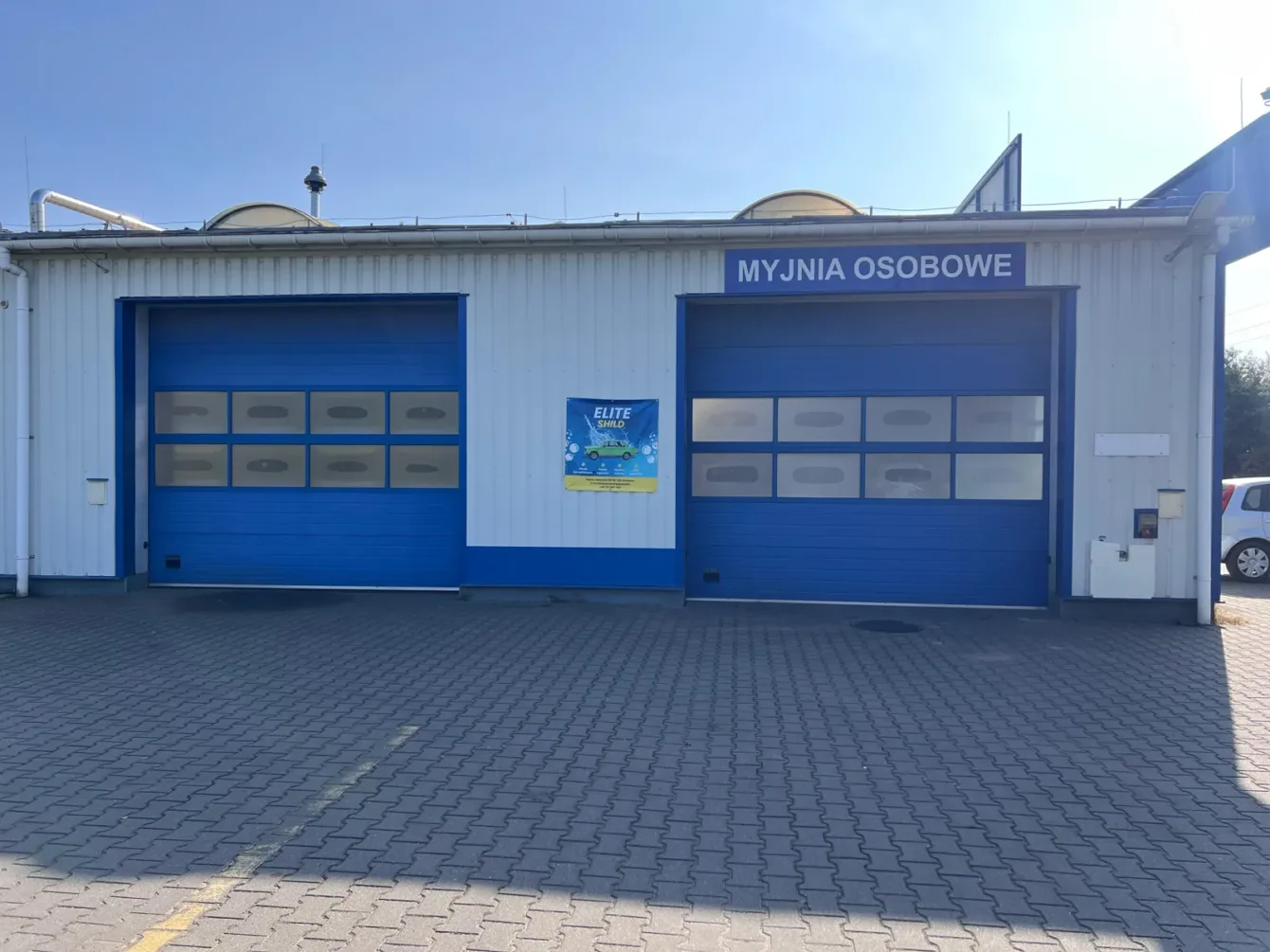 Budynek myjni samochodów osobowych z dwiema bramami