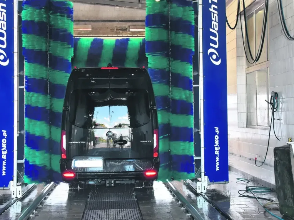 Mercedes Sprinter w portalu myjni WashTec