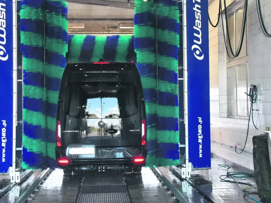 Mercedes Sprinter w portalu myjni WashTec