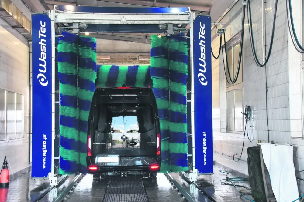 Bus dostawczy w portalu myjni ciężarowej WashTec