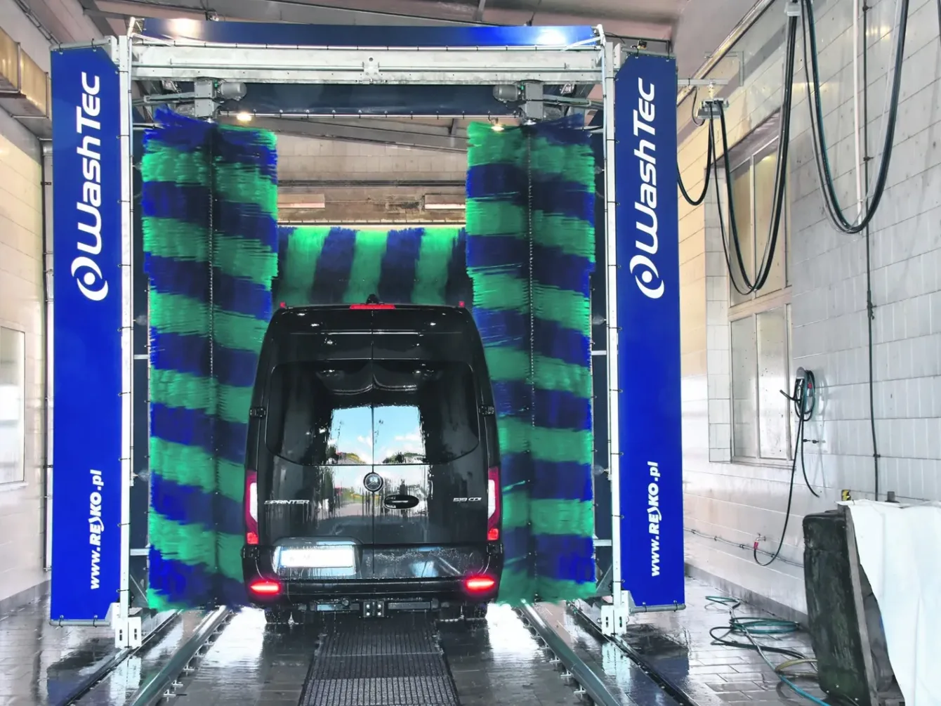 Bus dostawczy w portalu myjni ciężarowej WashTec