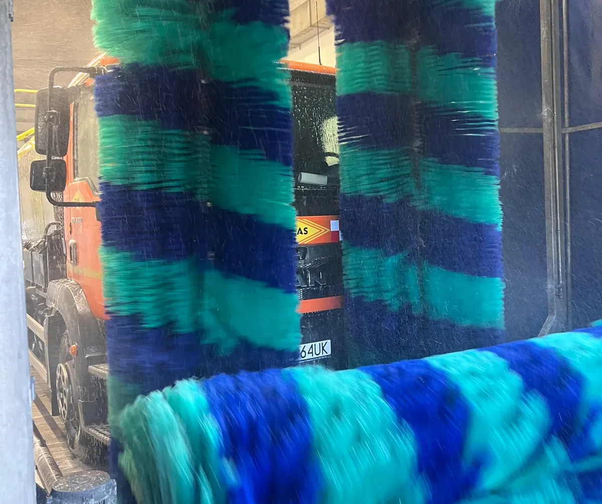Szczotki automatu WashTec podczas mycia samochodu ciężarowego
