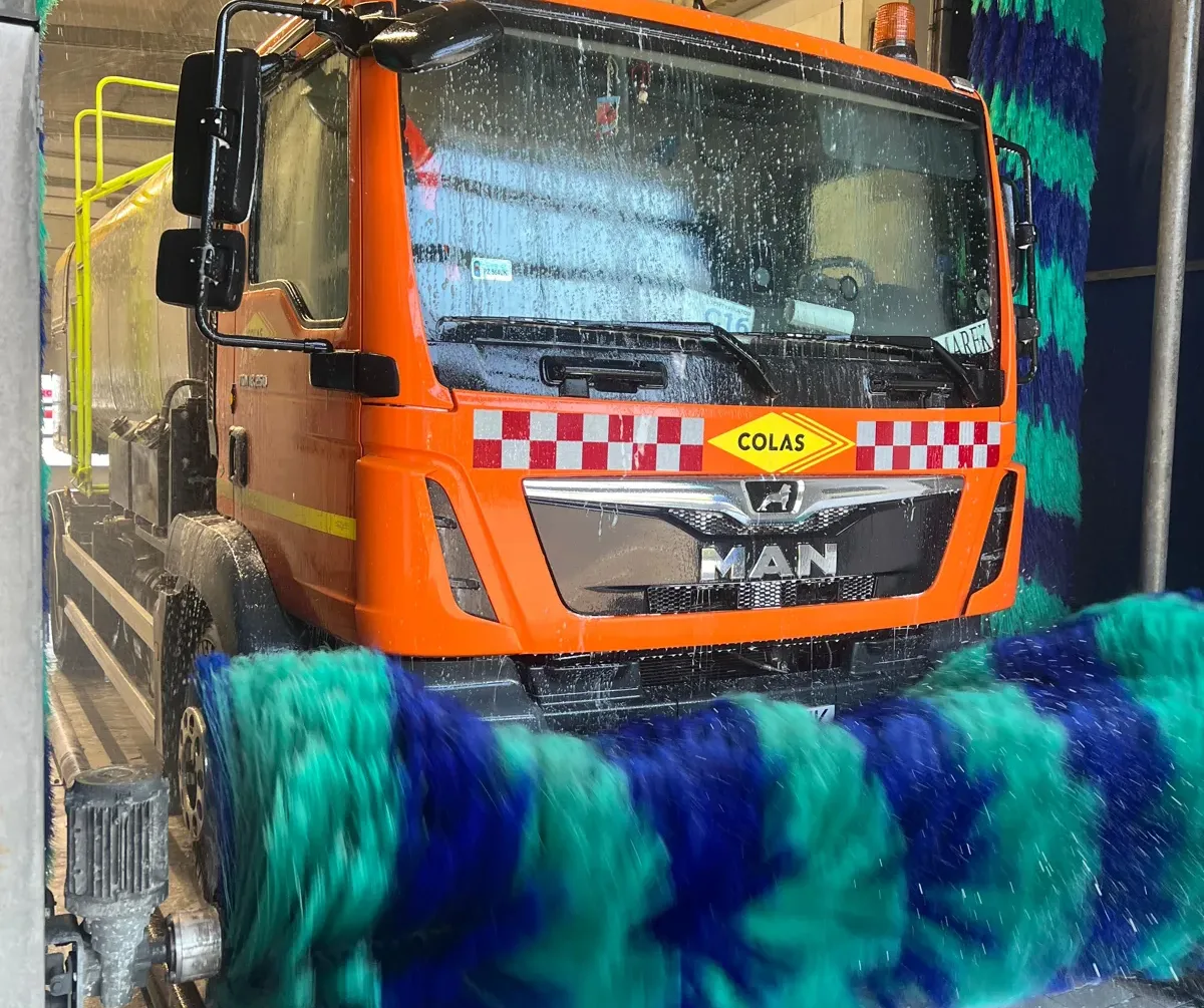 Samochód ciężarowy w portalu myjni WashTec Zientara w Wołominie