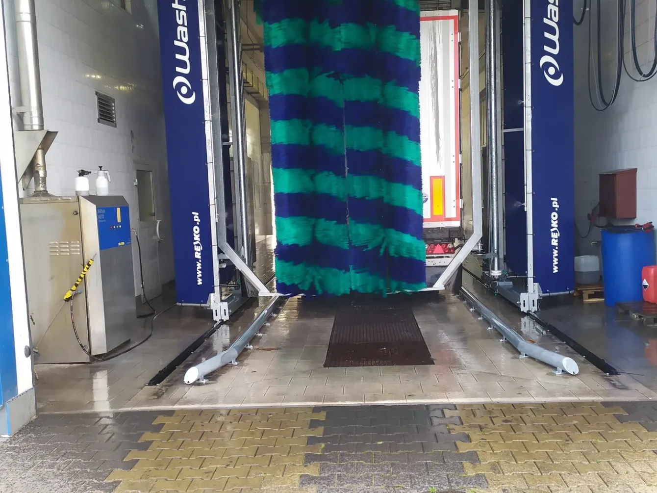Hala myjni ciężarowej z automatem WashTec