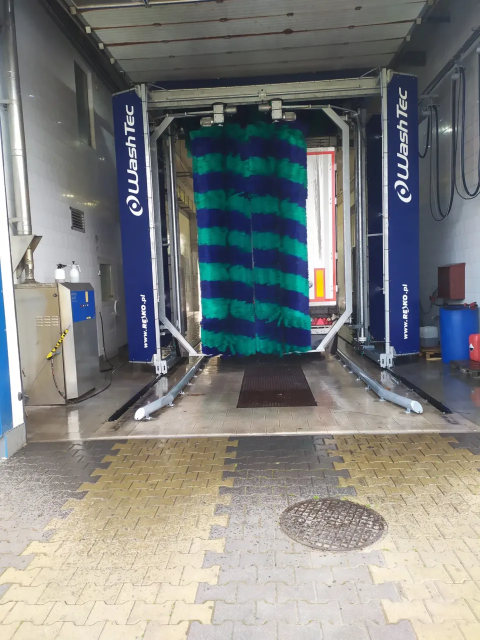 Hala myjni ciężarowej z automatem WashTec