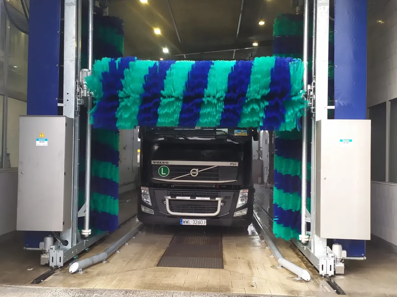 Ciężarówka w portalu myjni WashTec