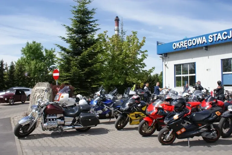 Motocykle przed budynkiem stacji kontroli pojazdów podczas rajdu