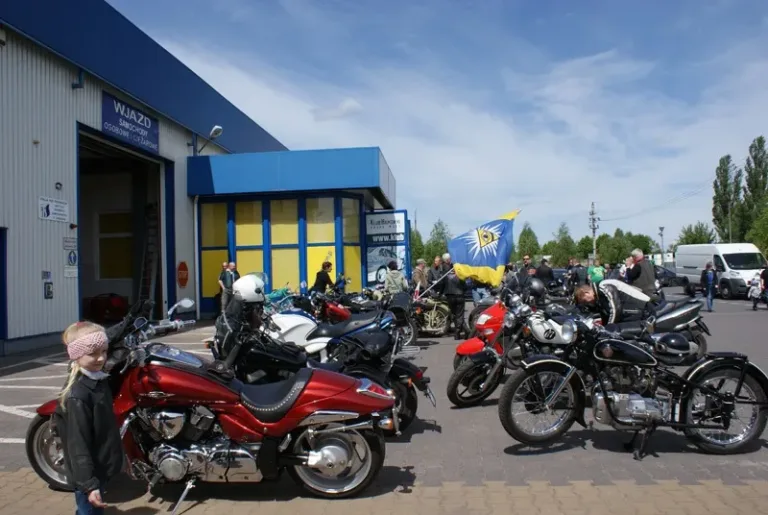 Motocykle uczestników rajdu na placu firmy Zientara
