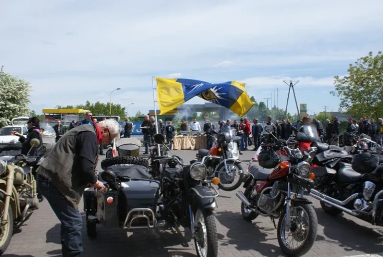 Zabytkowy motocykl z koszem na rajdzie motocyklowym