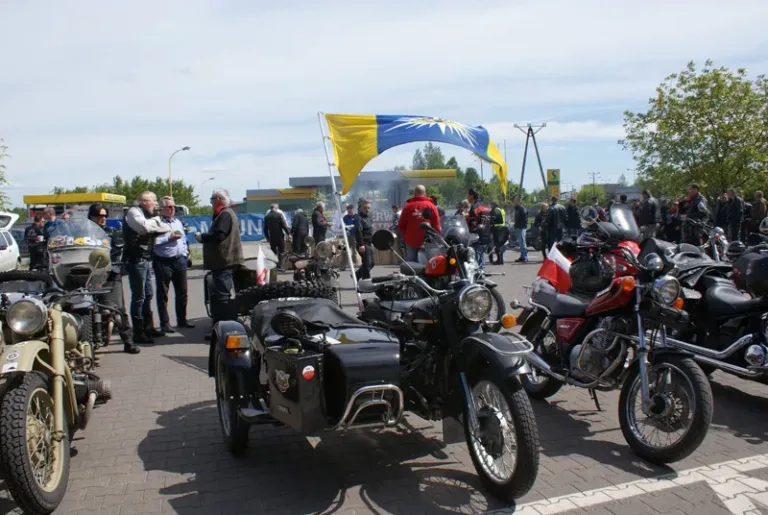 Uczestnicy rajdu oglądają motocykle z koszem