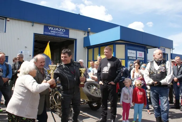 Wręczanie pucharów uczestnikom rajdu motocyklowego