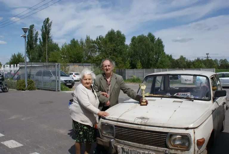 Pamiątkowe zdjęcie przy zabytkowym samochodzie