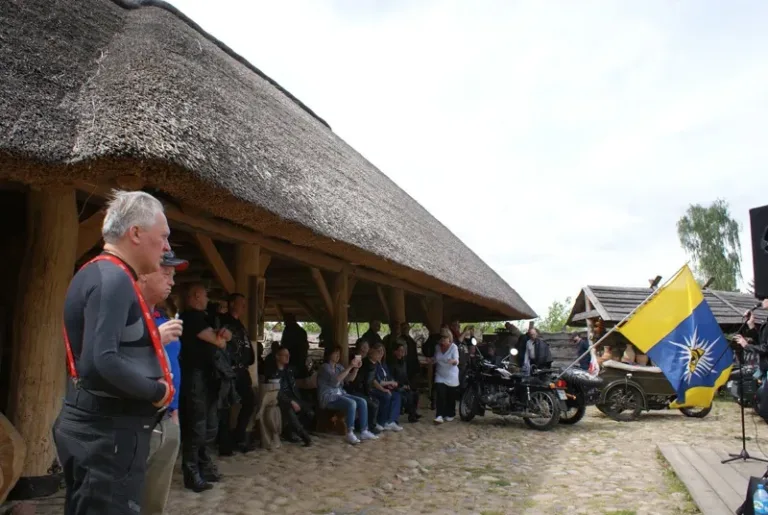 Uczestnicy rajdu pod wiatą w skansenie w Kuligowie