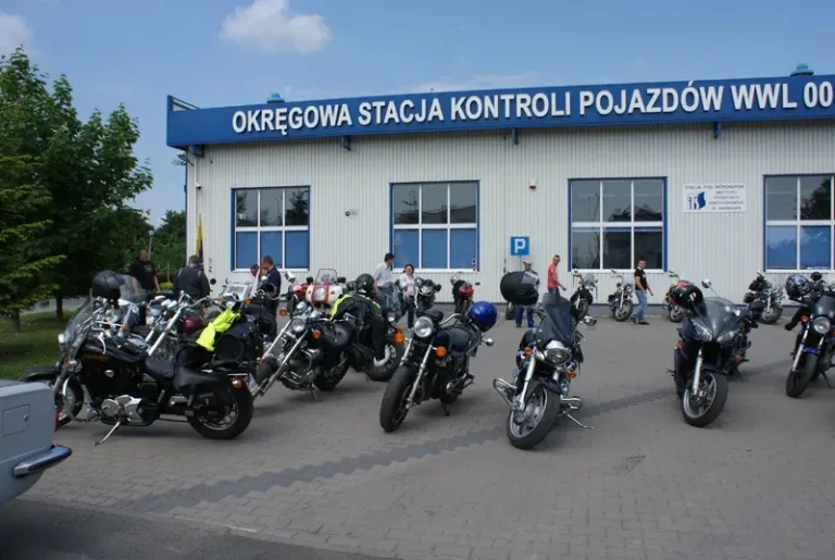 Rząd motocykli przed Okręgową Stacją Kontroli Pojazdów WWL/008