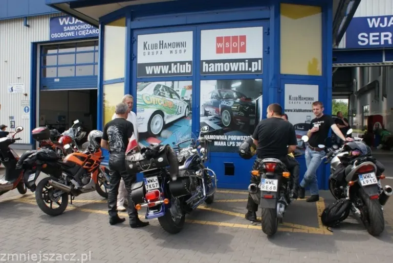 Motocykle uczestników przed budynkiem firmy