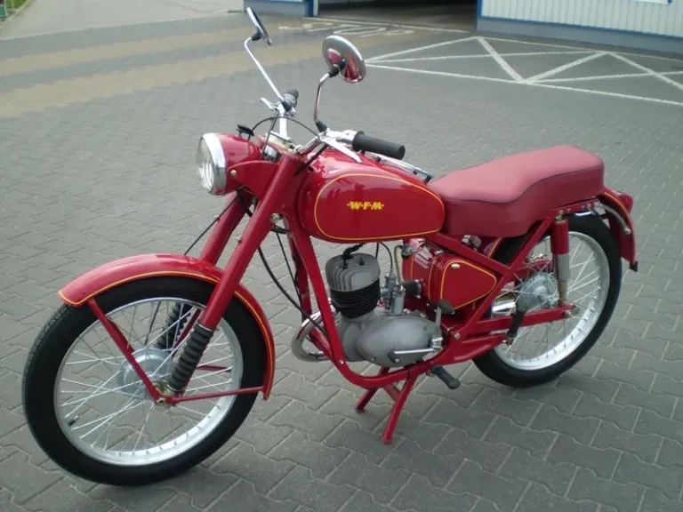 Czerwony zabytkowy motocykl uczestnika rajdu
