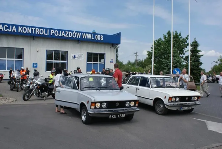 Polskie Fiaty 125p na placu podczas rajdu