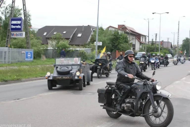 Kolumna rajdu na ulicy Wołomina
