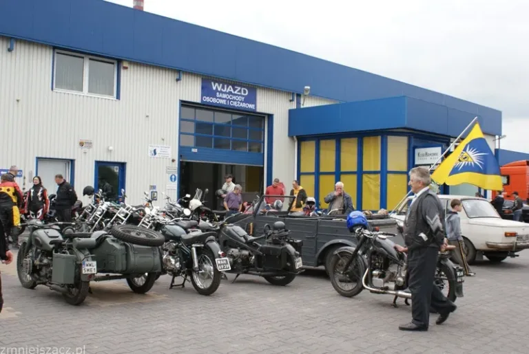 Motocykle wojskowe z koszem przed stacją kontroli pojazdów