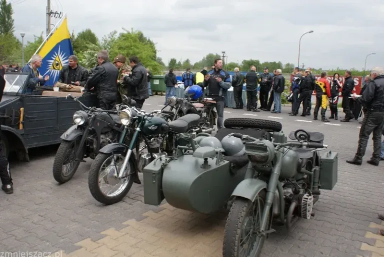 Zabytkowe motocykle z koszem na placu firmy
