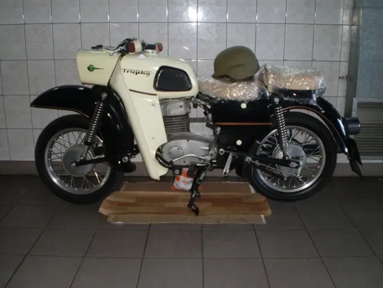 Zabytkowy motocykl MZ w hali firmy podczas rajdu