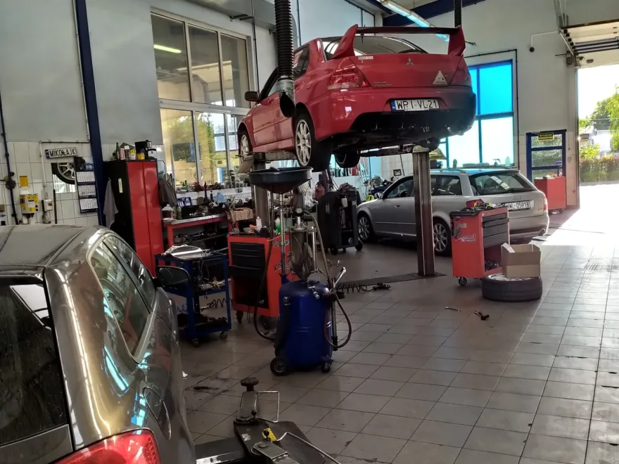 Samochody na podnośnikach w auto serwisie Zientara