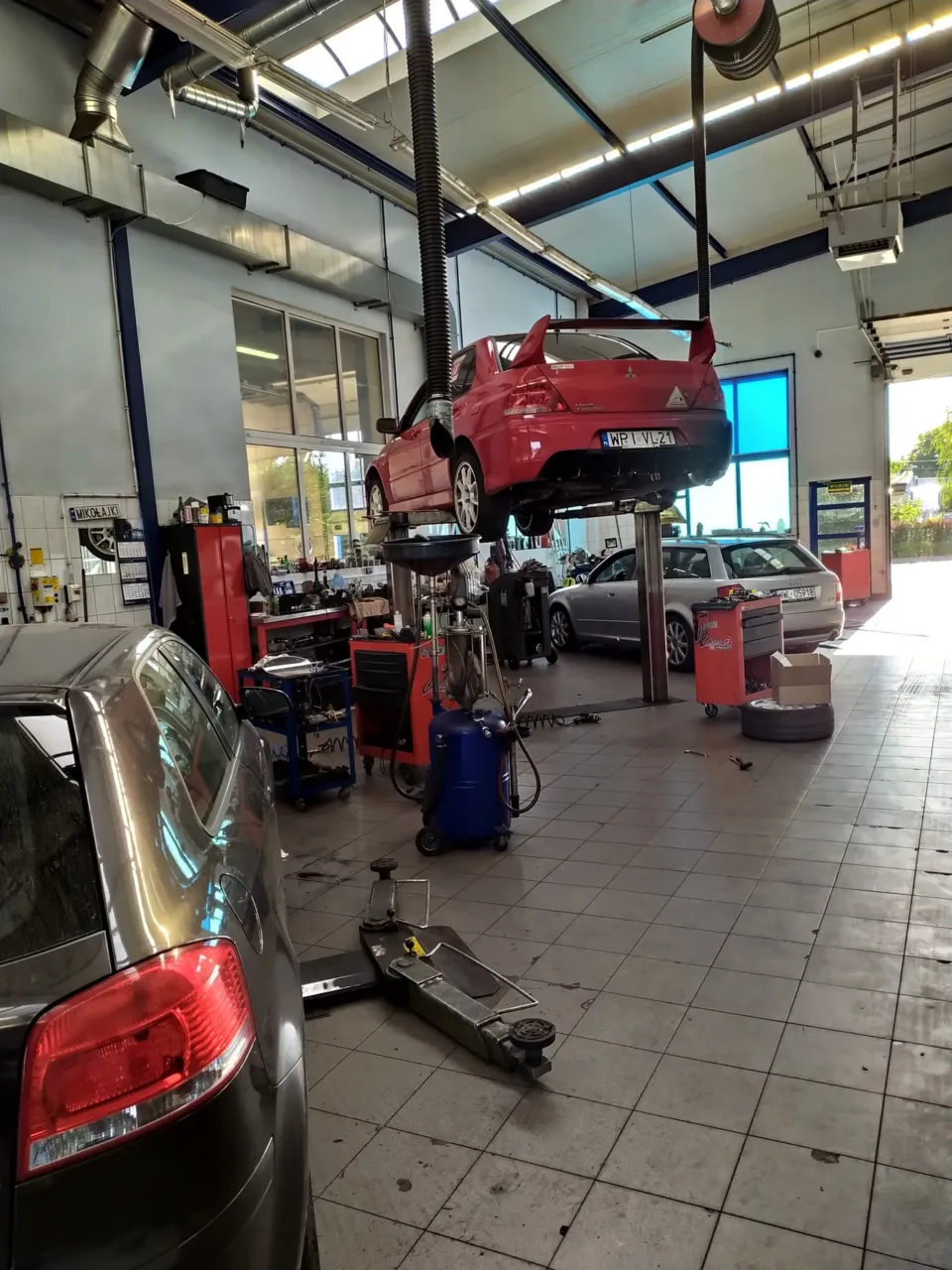 Samochody na podnośnikach w auto serwisie Zientara