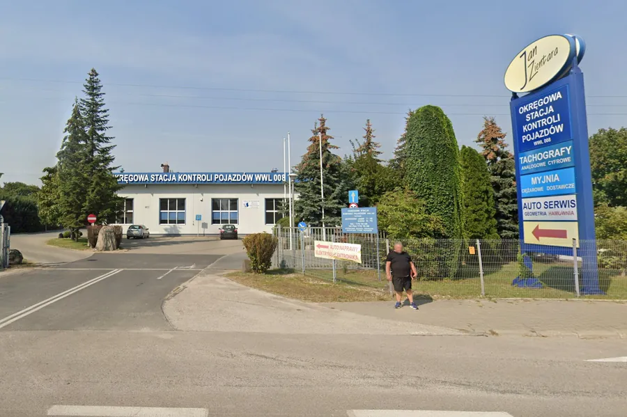 Wjazd na teren firmy Zientara przy Szosie Jadowskiej